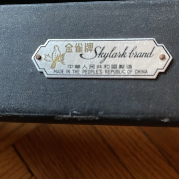 Skylark Brand Solid Wood Natural Varnish Beginner Violin with Hard Case - Picture 3 of 3